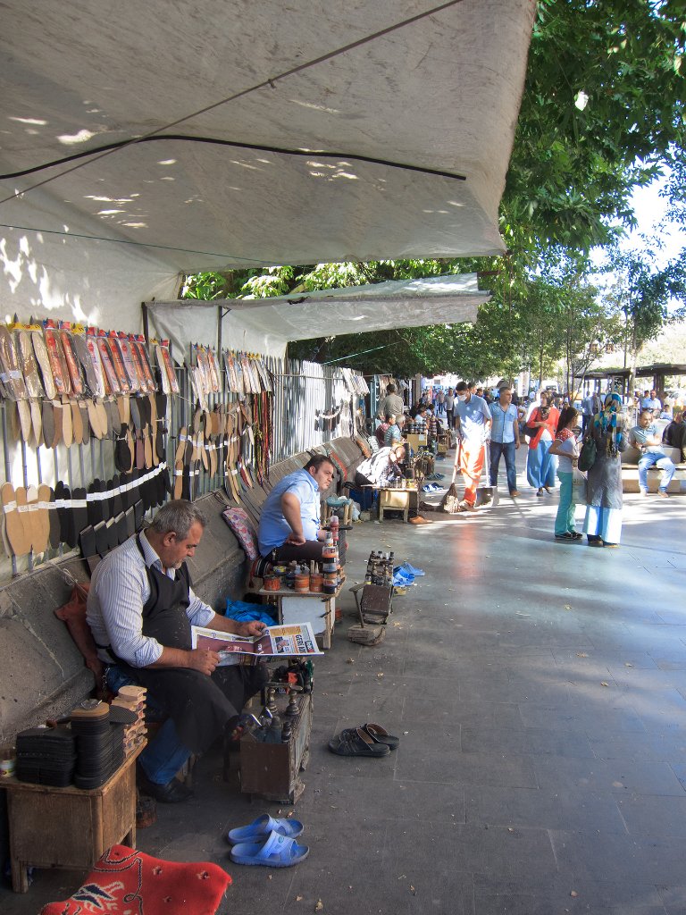 12-Shoe polishers in front of Nebi Camii.jpg -                                